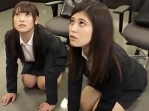 セクハラ面接官にブチギレた就活女子大生がオッサンを暴行！全裸にひん剥きミニスカートでパンチラ踏みつけ足コキ調教