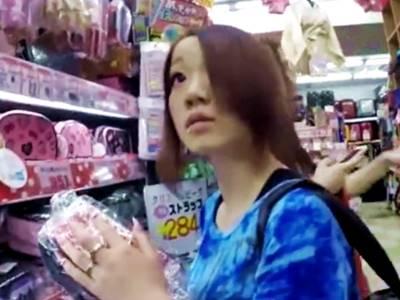 【素人ギャル盗撮】店内の可愛い女の子に話しかけてから食い込みパンティを逆さ撮りする鬼畜ストーカー痴漢