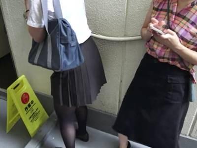 【JK失禁】トイレ清掃作業を待っていた制服女子校生が臨界点を超え大量のオシッコお漏らし噴射してしまう屈辱の羞恥盗撮映像