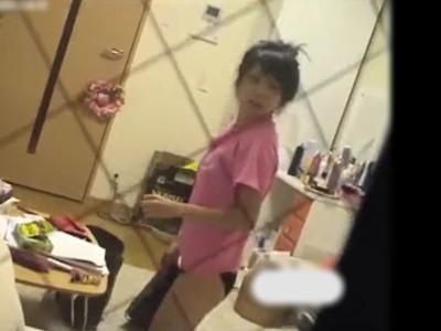 ※激ヤバモロバレ《素人民家盗撮》独り暮らしギャルの着替えやオナニーを撮影していた痴漢男が物音を立てて見つかってしまう！！