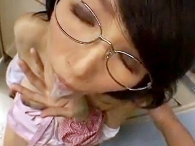 熟女口内射精！巨乳でロケットおっぱいなメガネおばさんのノーハンドフェラが気持ち良すぎて大量発射！！