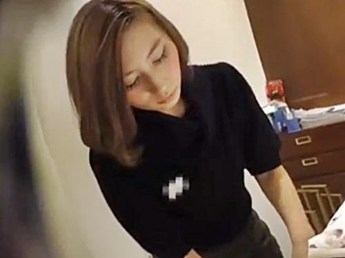 《超美人ショップ店員盗撮》お肌のキレイな素人お姉さん！痴漢男が一瞬の判断でTバック美尻のドアップ接写を逆さ撮り！