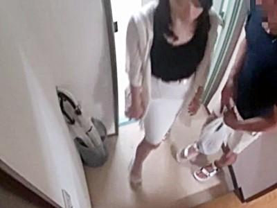 40代後半の熟女ナンパ♡！スレンダーで美乳な専業主婦の人妻奥さんがイケメンの盗撮部屋に連れ込まれ中出しを許す不倫SEX！