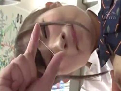 【痴漢電車】黒髪ポニーテールの女子校生がレイプ被害に！手マン潮吹きで濡れたマ●コに巨チンを突っ込まれ顔射ぶっかけで凌辱！