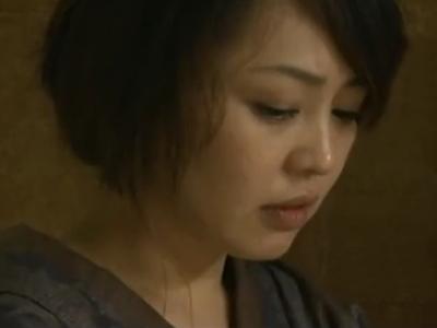 《ヘンリー塚本》『貧乏人な女を金の力で抱く…これがいいんだ…』夫の隣で他人に犯される美人妻！【熟女ドラマ】