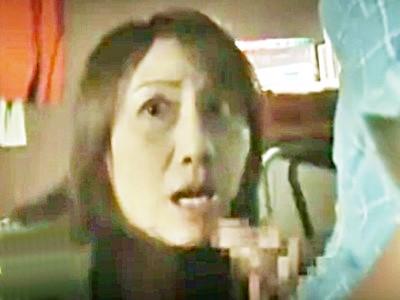 《ヘンリー塚本×五十路熟女》夫の連れ子と禁断の肉体関係！亭主の目を盗み近親相姦セックスに夢中な人妻義母エロドラマ！