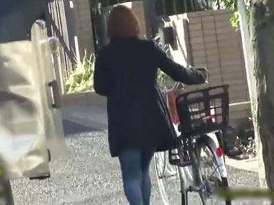 《レイプ》幼稚園の送迎が終わった美人ママさんを襲う痴漢レイプ魔！出産後の敏感な人妻を狙った卑劣な中出し婦女暴行犯罪！