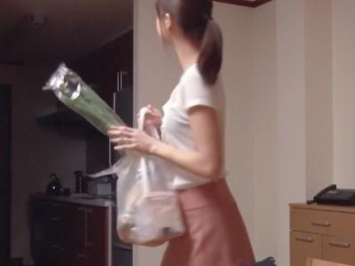 《近親相姦》父と再婚した美魔女な人妻お義母さんが魅力的すぎて…チ●ポ抜いてもらう童貞M男ショタ息子！！【熟女/義母】