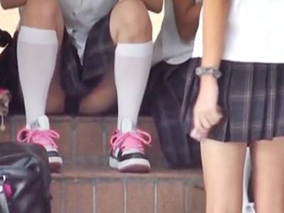 《素人個人撮影》野外で戯れる美少女JKのしゃがみパンチラ盗撮！黒パンツやピンク色の下着を隠し撮りしたお宝エロ動画