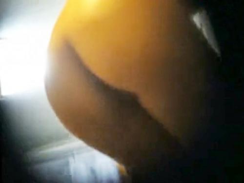 ※接近しすぎ注意【民家盗撮映像！】無防備な全裸でケツをこっちに向ける素人お姉さんのプライベート私生活を隙間から隠し撮り！
