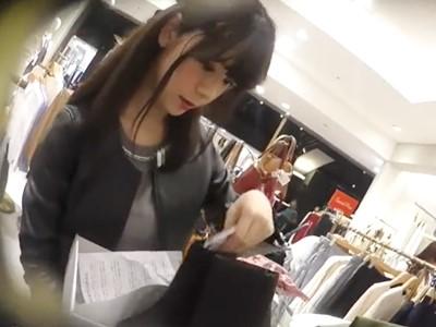《素人個人流出》アパレルショップ店員さんの腹まで見えるほど太もも付近に超接近するフロント逆さ撮り・しゃがみパンチラ盗撮！