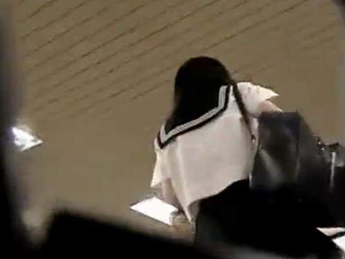【JK盗撮】風でめくれるミニスカート！何度も見え隠れする素人女子校生パンチラを逆さ撮り♥