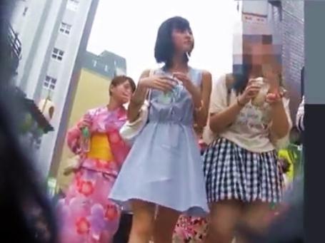 【街撮り追跡】可愛い美少女2人組をストーキング！ワンピースのひらひらスカート下から生足パンチラを逆さ撮り盗撮！