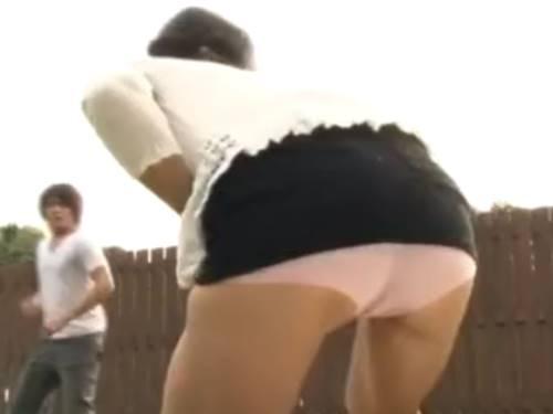 【熟女・パンチラ】ひったくり犯の息子と格闘する筋肉母！！ミニスカがずり上がりパンティ露出する五十路おばさん！！