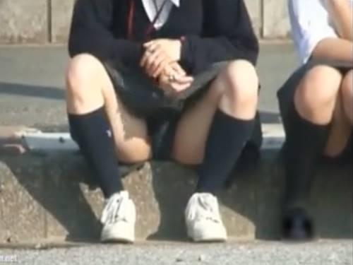 【素人JK盗撮】野外でお友だちと戯れるお座りしゃがみパンチラ女子校生たちを隠し撮りした痴漢動画映像集