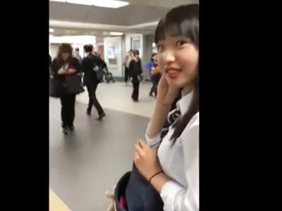 ※鬼畜ロリ《素人個人撮影》急ぐ美少女JKに声をかけてストーキング！スカートめくりでパンチラ逆さ撮りする痴漢魔の盗撮映像！