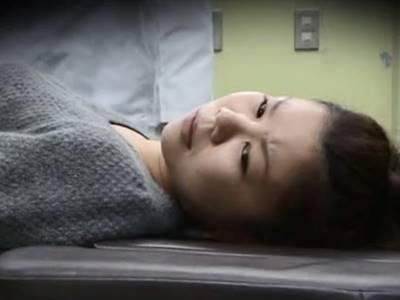 《熟女×中出し×レイプ》不審に思いつつも産婦人科医の肉棒を突き刺され膣内射精強姦される巨乳人妻
