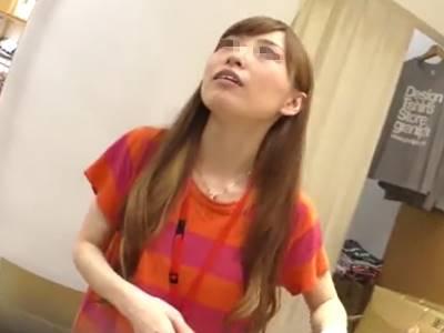 《素人個人流出》茶髪で小柄なアパレルショップ店員さんに付きまとってミニスカ太ももパンチラを逆さ撮りする痴漢盗撮男！