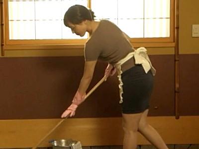 《巨乳生尻家政婦》むっちりケツがエロい美熟女おばさんが、ご奉仕先で好き放題ハメられてしまう【美和なつみ】