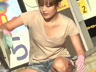 《素人/個人撮影》爆乳ボインな人妻ママさん・野外で洗車する奥様・子ども連れの巨乳おばさんの胸チラオッパイをズーム盗撮！