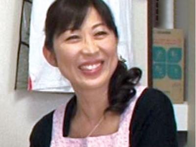 【五十路×おばさんレンタル】素人熟女を盗撮♡！ムラムラを我慢できず迫ってみたら、優しい貧乳人妻と中出しSEXまでヤレた！