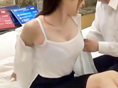 《人妻ナンパ》性欲に負けてしまった美乳美尻のOL熟女！後輩と禁断の歳の差セックスに喘ぐおばさんをモニタリング盗撮【素人】