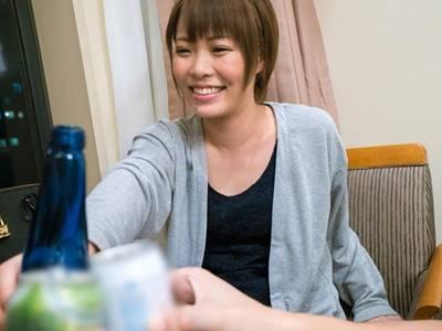 《人妻ナンパ企画》貧乳おっぱいのおばさん素人熟女が泥酔して寝取られるクリトリス電マ3P映像