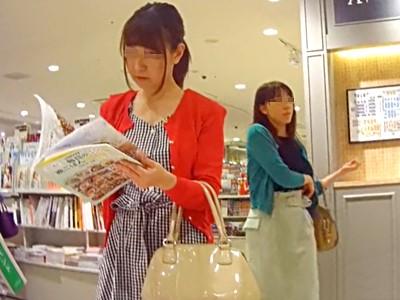 ※HD高画質《素人個人撮影》本屋さんで見つけた美人お姉さんに粘着して何度もパンチラ逆さ撮りを狙う痴漢盗撮映像！