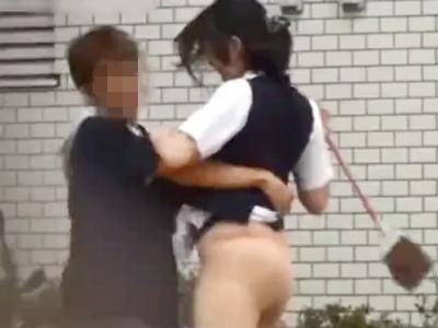 《ハプニング痴漢》とっさにめくられて反応出来ないOL美女！掃除中の素人お姉さんをスカートめくり盗撮！パンチラ/パンスト