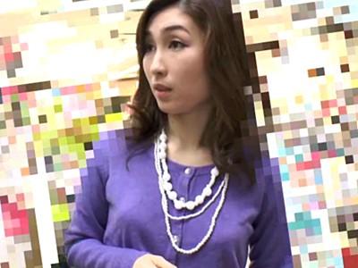 《熟女ナンパ》「えっSEX？イイんですか？」旦那とずいぶんご無沙汰で性欲に飢えた人妻をゲットして無慈悲なガチ中出し！！