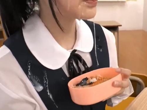 お弁当中にドロッドロ精子をかけられても気にせず食べる女子校生！顔射ぶっかけが日常の学園生活がヤバイ！