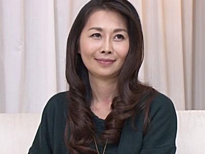 《四十路熟女》ファミレスで働く長身スレンダー人妻おばさんがAV初撮りデビュー！超美乳美魔女のアナル丸見え！【藤川れい子】