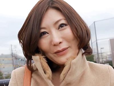 《素人》肉食系なんです…♥♥遅咲き美魔女おばさん！ちょいエロ下着とパンストが妖艶なアダルティ熟女の濃厚フェラチオ！