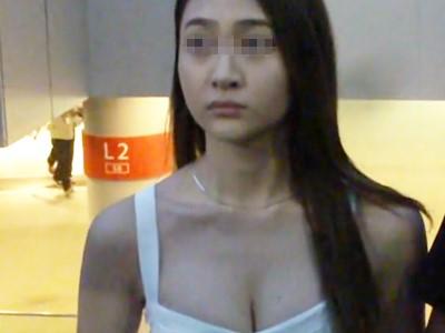 《パンチラ盗撮》黒髪ロング美人なお姉さんを逆さ撮り！！男同伴でも気にする事なくスカート内にカメラを突っ込む痴漢盗撮魔！