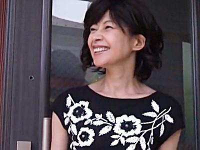 《人妻義母/もちづきる美》夫が出社した直後に連れ子とハメる美熟女母！若い肉棒に何度もイカされ快楽に堕ちるおばさん！