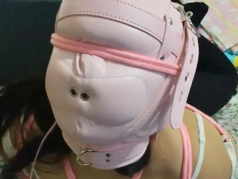 ブタ鼻マスクで拘束調教！！黒パンストの女性が全身を固定されお尻にムチ棒を振り下ろされ絶叫する！！＜SM個人撮影＞
