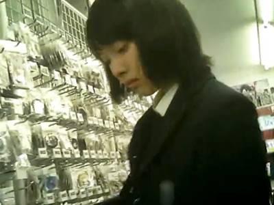 ※ヤバイやつ【JK逆さ撮り】ショップで買い物している素人女子校生を狙い新鮮な食い込みパンチラを盗撮する痴漢