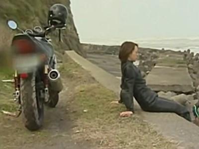 《ヘンリー塚本》※ヤバイやつ！黒のライダースーツを着た女がバイクの座席に振動バイブを取り付けてヨガりながらツーリング！