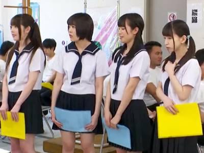 ＜JK健康診断＞男女混合！？同級生に見られる中で抵抗するも無理やり脱がされおっぱいポロリする女子校生たち