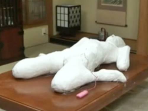 ※閲覧注意 ヤバイやつ！！身体中をガチガチの石膏で固められた女がローターを仕込まれ放置されるSM拘束プレイ！！