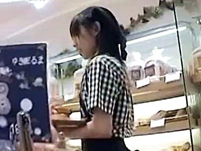 《素人個人撮影×パンチラ》そそる店員さんのパンティ♡ロリ系美少女スタッフさんの下着をストーカー痴漢魔が粘着逆さ撮り盗撮！