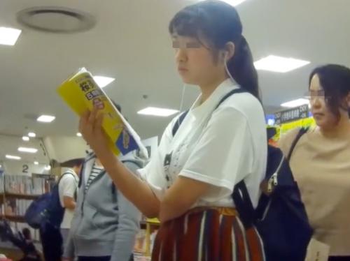 【ロリ注意】本屋でパンチラ！立ち読みしている私服の〇学生を逆さ撮り！キャラクターものの可愛い下着を撮影する変態痴漢盗撮魔