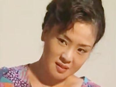 《ヘンリー塚本》『旦那は寝たわ♡』泥酔して眠る夫にバレないよう義弟とSEX！巨乳おっぱいを揺らし近親相姦にふける人妻熟女