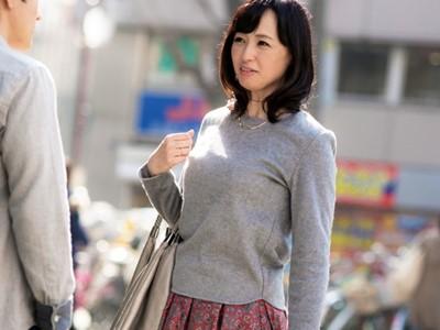 《熟女ナンパ》おばさんだけど色気ムンムン♡ 色白で清楚感を漂わす美乳奥さんとの濃厚中出しセックス！