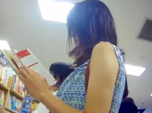 【逆さ撮り】本屋で立ち読みをする薄着なワンピースお姉さん！無警戒な背後からパンチラ盗撮！むっちりお尻にピンクのパンツ！