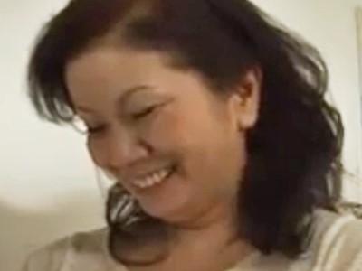 《岩崎千鶴》寮生の部屋でTシャツを嗅ぎながら絶頂オナニーする淫乱爆乳おばさん！お母さんと呼ばれた熟女寮母【ぽっちゃり】