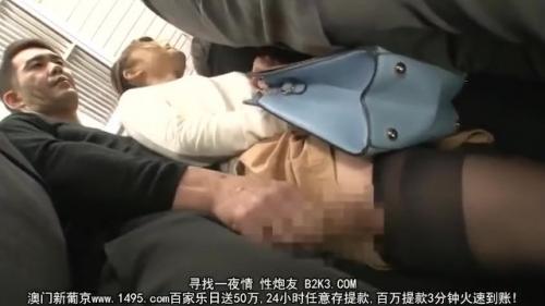 ＜満員電車痴漢＞若妻が混雑している車内で変態男の餌食に|嫌がるもフル勃起したちんぽを触らして…。