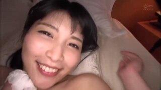 激ピスに淫乱にヨガりまくるパイパンお姉さん！『いっぱい顔にかけてぇ～』嬉しそうにお掃除フェラ