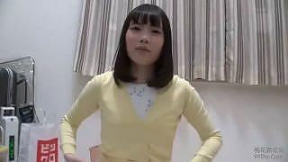 終電を逃した貧乳お姉さんのお宅にお邪魔！拒みながらも雰囲気に流されどエロいフェラから生ハメされる