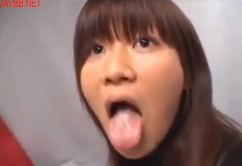嬉しそうにチンコを貪るお姉さん！口の中に発射されためらわずにごっくんしてしまう